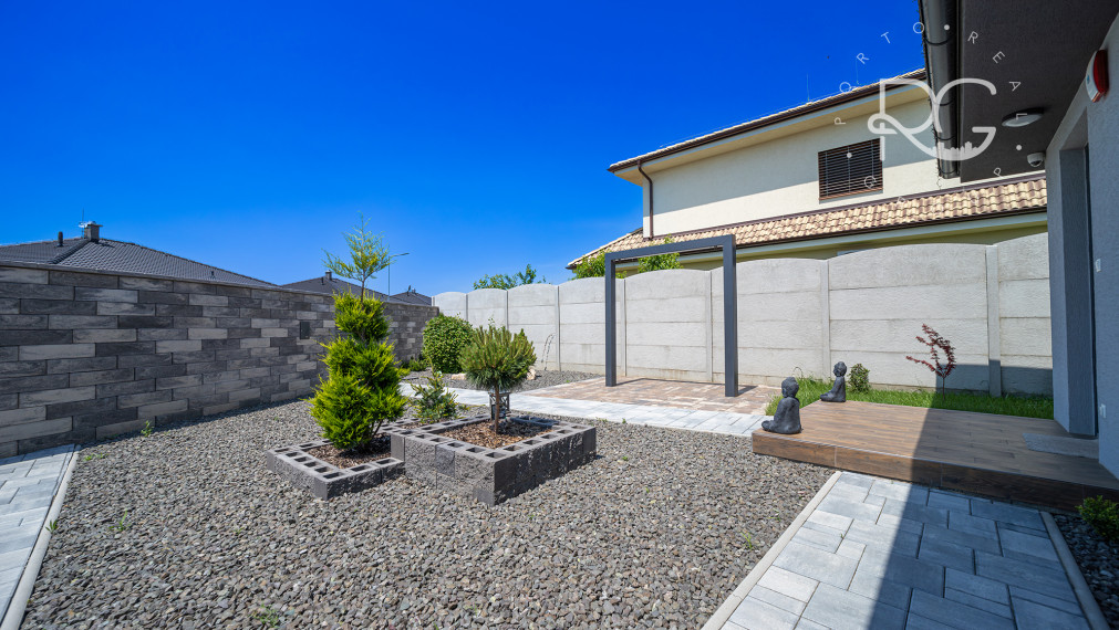 =PREDANÉ=VIDEOPREHLIADKA: Krásny dizajnový bungalov s veľkým pozemkom v Moste pri BA