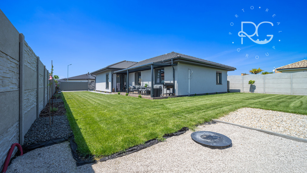 =PREDANÉ=VIDEOPREHLIADKA: Krásny dizajnový bungalov s veľkým pozemkom v Moste pri BA