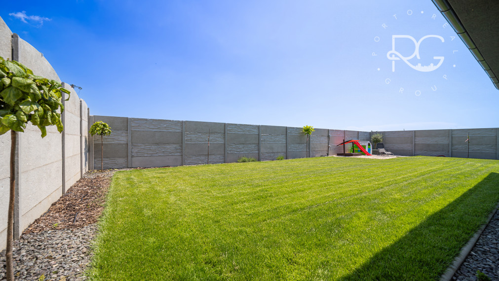 =PREDANÉ=VIDEOPREHLIADKA: Krásny dizajnový bungalov s veľkým pozemkom v Moste pri BA