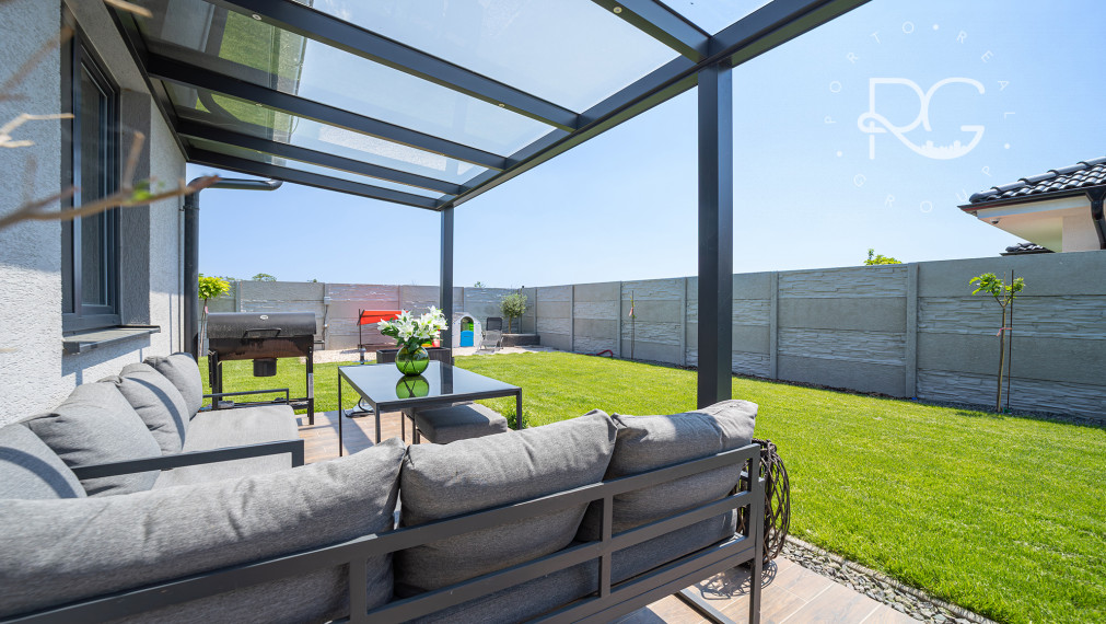 =PREDANÉ=VIDEOPREHLIADKA: Krásny dizajnový bungalov s veľkým pozemkom v Moste pri BA