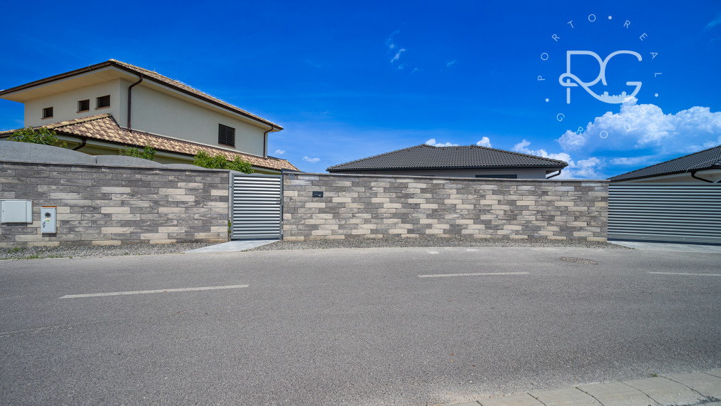 =PREDANÉ=VIDEOPREHLIADKA: Krásny dizajnový bungalov s veľkým pozemkom v Moste pri BA