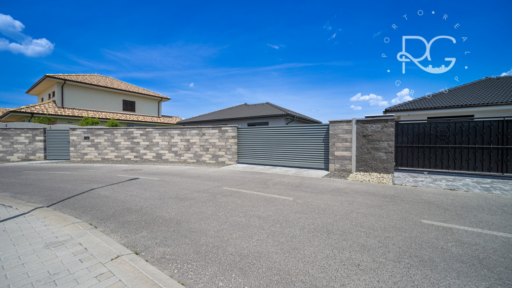 =PREDANÉ=VIDEOPREHLIADKA: Krásny dizajnový bungalov s veľkým pozemkom v Moste pri BA