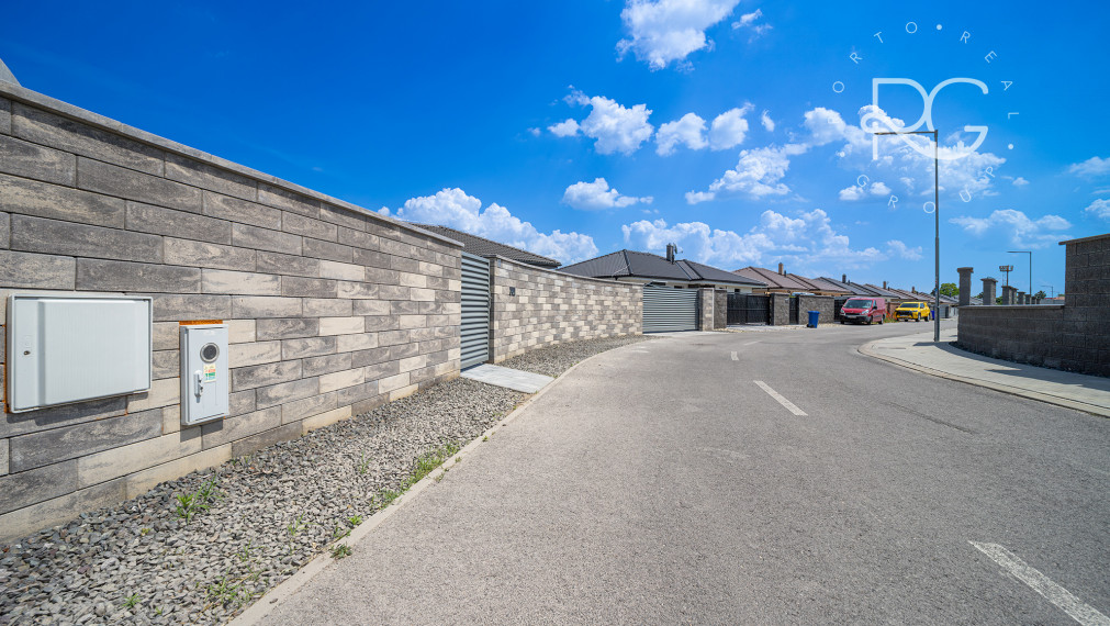 =PREDANÉ=VIDEOPREHLIADKA: Krásny dizajnový bungalov s veľkým pozemkom v Moste pri BA