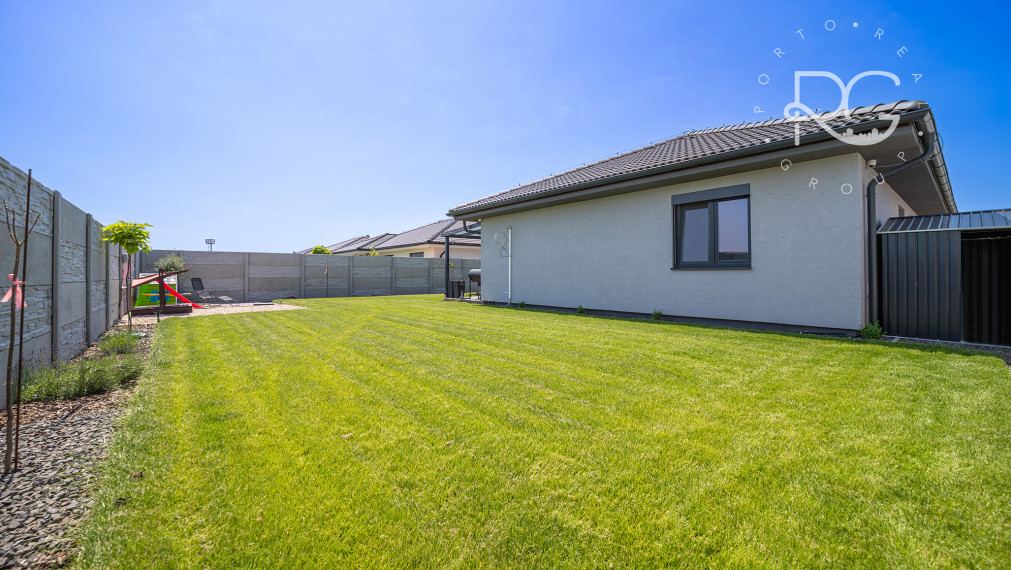 =PREDANÉ=VIDEOPREHLIADKA: Krásny dizajnový bungalov s veľkým pozemkom v Moste pri BA