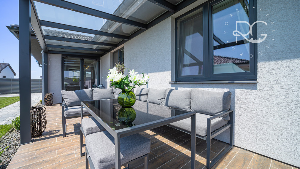 =PREDANÉ=VIDEOPREHLIADKA: Krásny dizajnový bungalov s veľkým pozemkom v Moste pri BA