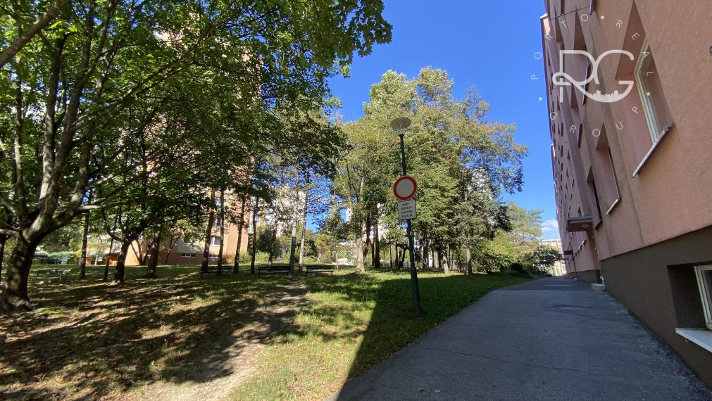 =PREDANÉ=4izb byt s priestrannou loggiou v krásnom prostredí plnom zelene vhodný na rekonštrukciu na Púpavovej ulici