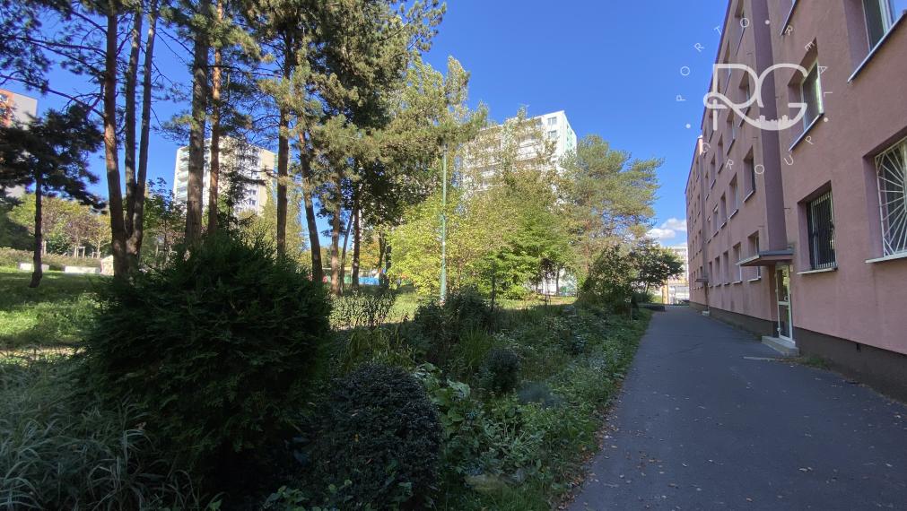 =PREDANÉ=4izb byt s priestrannou loggiou v krásnom prostredí plnom zelene vhodný na rekonštrukciu na Púpavovej ulici