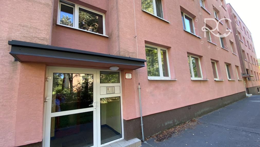 =PREDANÉ=4izb byt s priestrannou loggiou v krásnom prostredí plnom zelene vhodný na rekonštrukciu na Púpavovej ulici