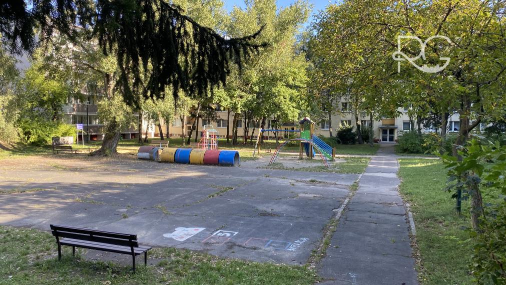 =PREDANÉ=4izb byt s priestrannou loggiou v krásnom prostredí plnom zelene vhodný na rekonštrukciu na Púpavovej ulici