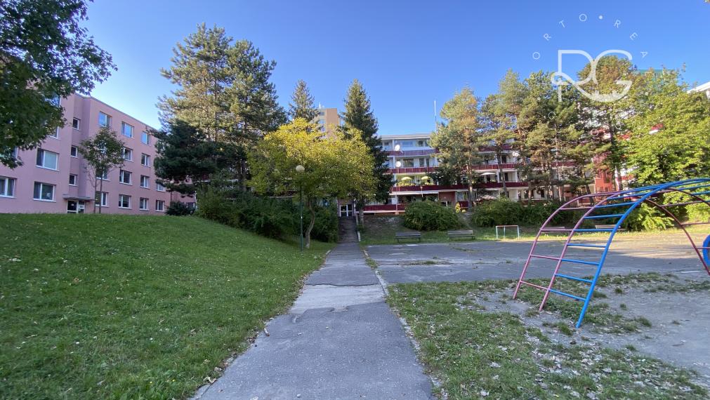 =PREDANÉ=4izb byt s priestrannou loggiou v krásnom prostredí plnom zelene vhodný na rekonštrukciu na Púpavovej ulici