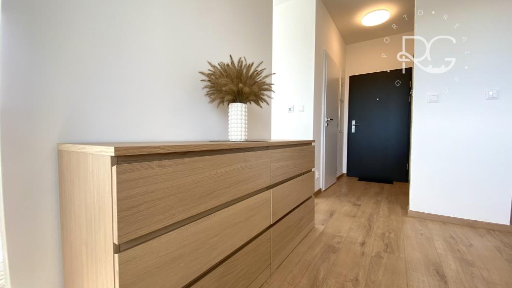 =PRENAJATÉ= Úplne nový zariadený moderný 1izb byt s loggiou, pivnicou a parkovaním v Miloslavove