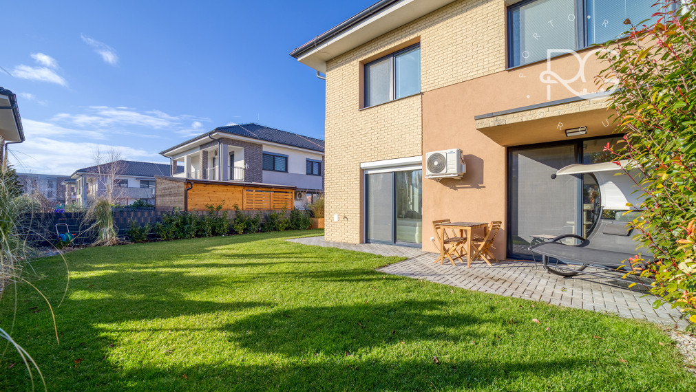 =PREDANÉ= Krásny zariadený 3izb byt s 3árovou záhradou a 2 park.miestami v novostavbe 15 min.od BA