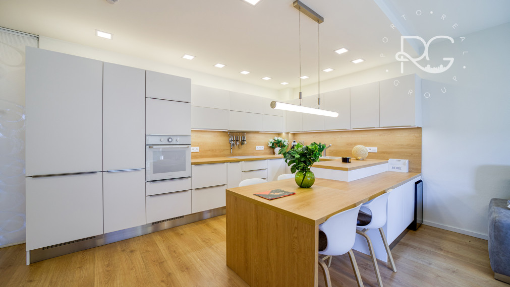 =PREDANÉ= Krásny zariadený 3izb byt s 3árovou záhradou a 2 park.miestami v novostavbe 15 min.od BA