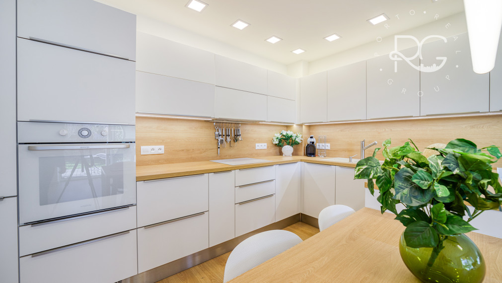 =PREDANÉ= Krásny zariadený 3izb byt s 3árovou záhradou a 2 park.miestami v novostavbe 15 min.od BA