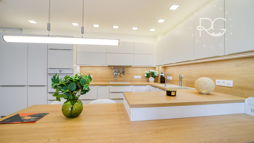 =PREDANÉ= Krásny zariadený 3izb byt s 3árovou záhradou a 2 park.miestami v novostavbe 15 min.od BA