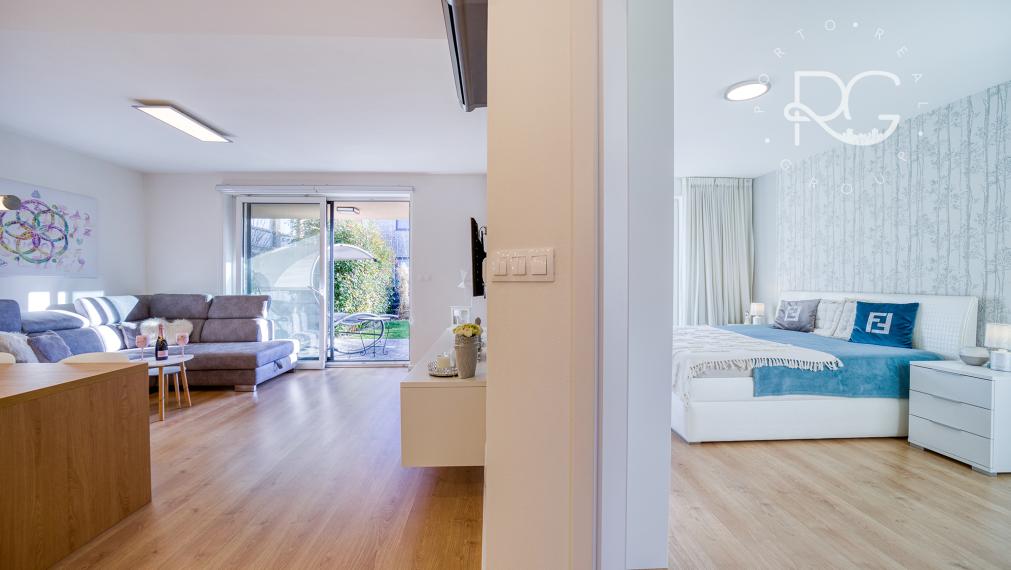 =PREDANÉ= Krásny zariadený 3izb byt s 3árovou záhradou a 2 park.miestami v novostavbe 15 min.od BA