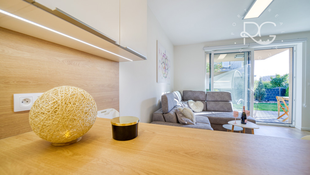 =PREDANÉ= Krásny zariadený 3izb byt s 3árovou záhradou a 2 park.miestami v novostavbe 15 min.od BA