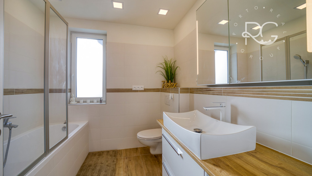 =PREDANÉ= Krásny zariadený 3izb byt s 3árovou záhradou a 2 park.miestami v novostavbe 15 min.od BA