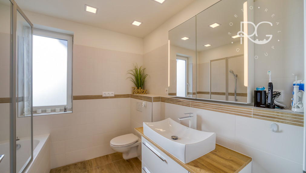 =PREDANÉ= Krásny zariadený 3izb byt s 3árovou záhradou a 2 park.miestami v novostavbe 15 min.od BA