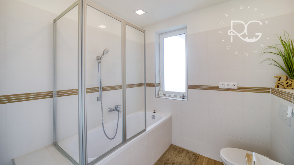 =PREDANÉ= Krásny zariadený 3izb byt s 3árovou záhradou a 2 park.miestami v novostavbe 15 min.od BA