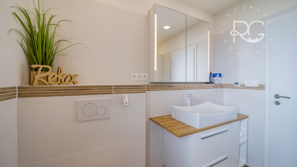 =PREDANÉ= Krásny zariadený 3izb byt s 3árovou záhradou a 2 park.miestami v novostavbe 15 min.od BA