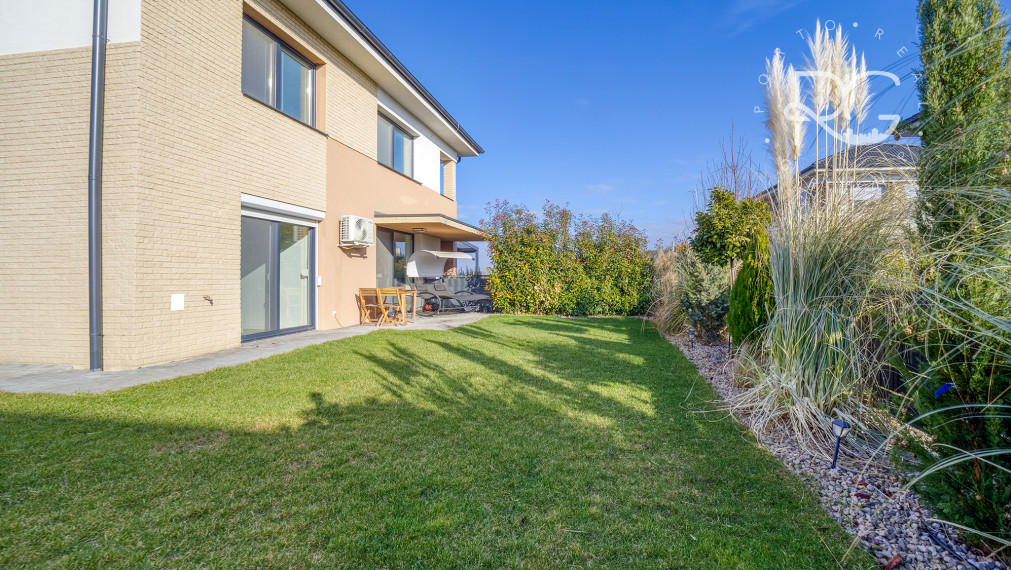 =PREDANÉ= Krásny zariadený 3izb byt s 3árovou záhradou a 2 park.miestami v novostavbe 15 min.od BA