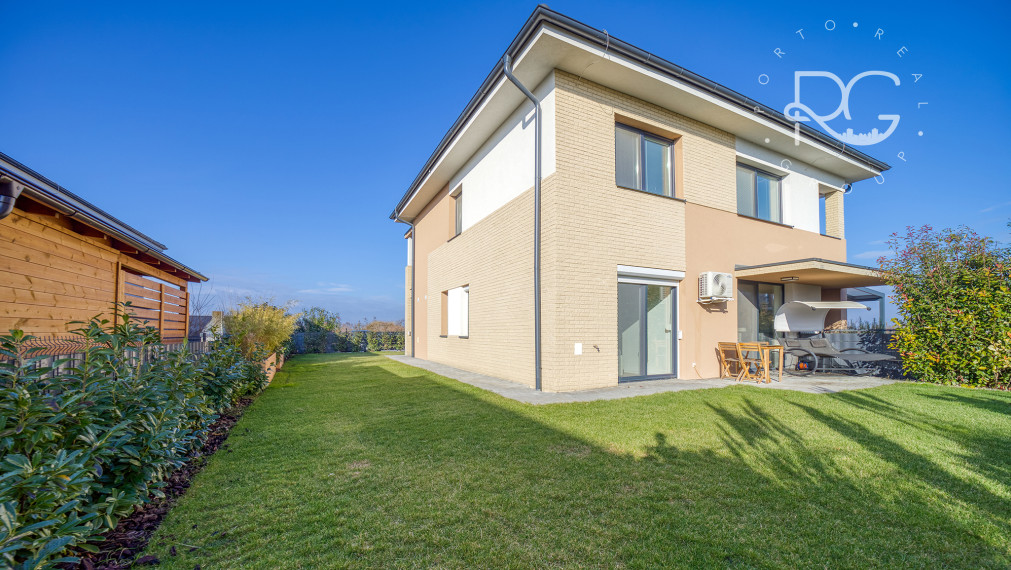 =PREDANÉ= Krásny zariadený 3izb byt s 3árovou záhradou a 2 park.miestami v novostavbe 15 min.od BA