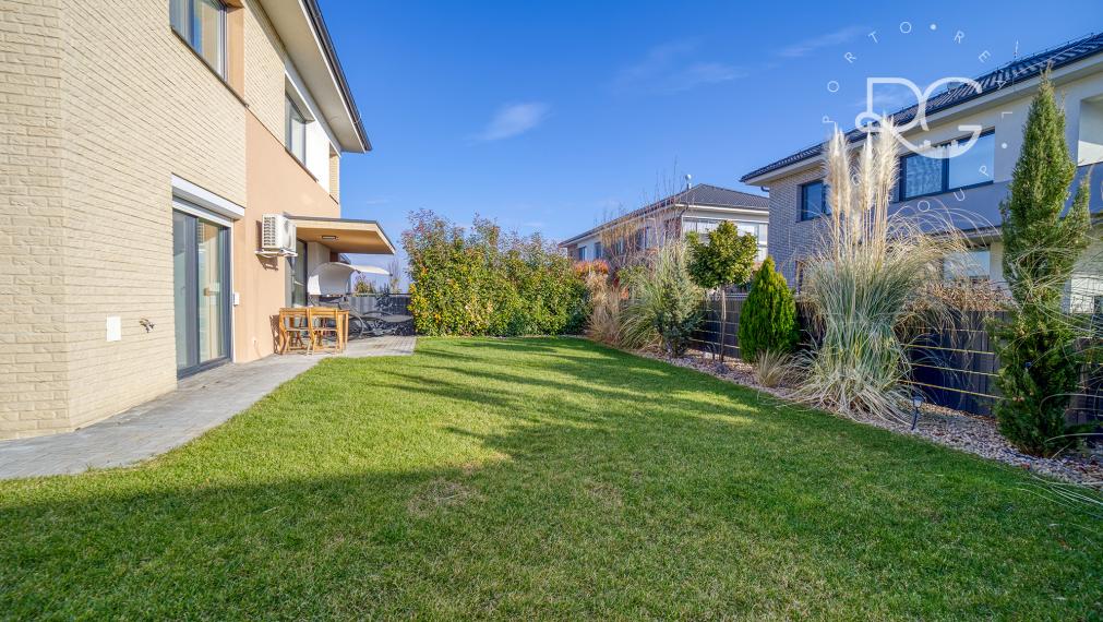 =PREDANÉ= Krásny zariadený 3izb byt s 3árovou záhradou a 2 park.miestami v novostavbe 15 min.od BA