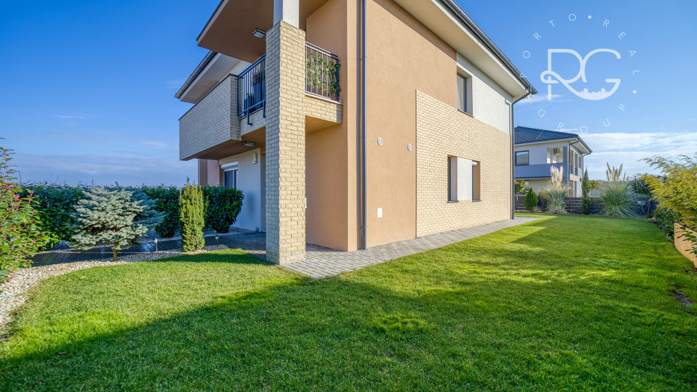 =PREDANÉ= Krásny zariadený 3izb byt s 3árovou záhradou a 2 park.miestami v novostavbe 15 min.od BA