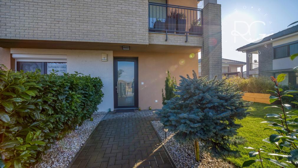 =PREDANÉ= Krásny zariadený 3izb byt s 3árovou záhradou a 2 park.miestami v novostavbe 15 min.od BA