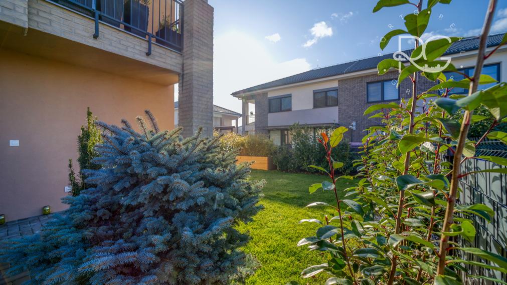 =PREDANÉ= Krásny zariadený 3izb byt s 3árovou záhradou a 2 park.miestami v novostavbe 15 min.od BA