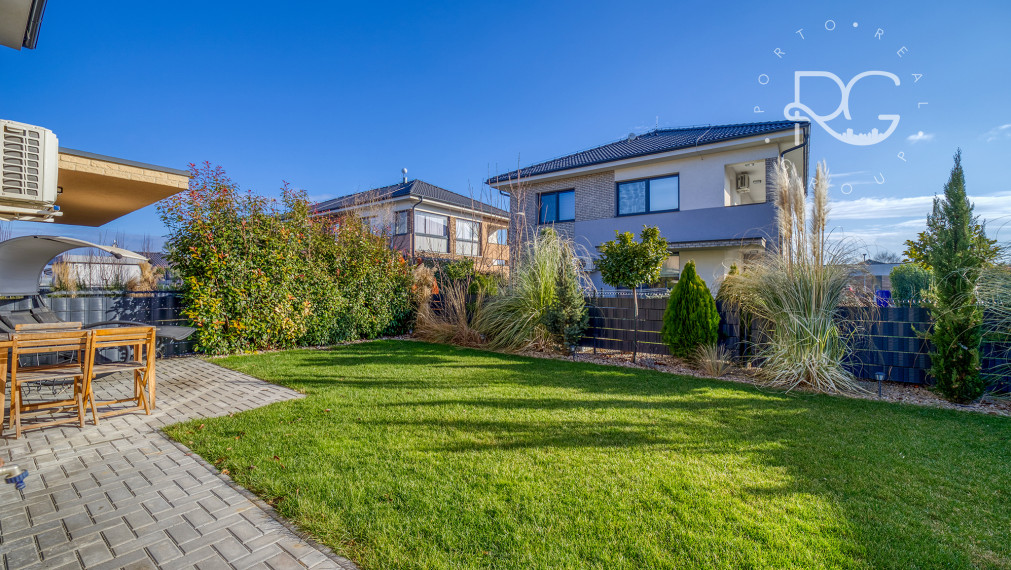 =PREDANÉ= Krásny zariadený 3izb byt s 3árovou záhradou a 2 park.miestami v novostavbe 15 min.od BA