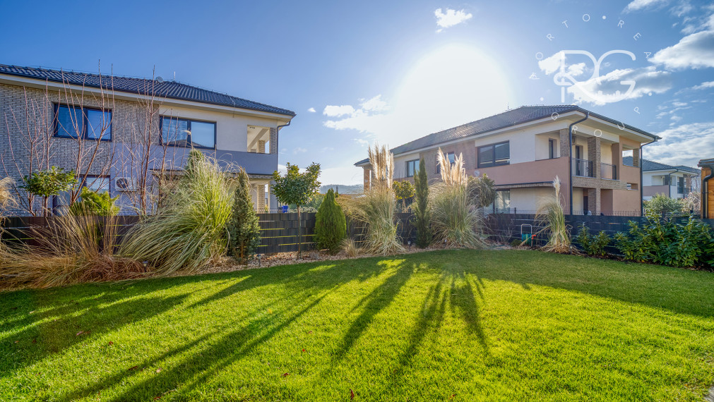 =PREDANÉ= Krásny zariadený 3izb byt s 3árovou záhradou a 2 park.miestami v novostavbe 15 min.od BA