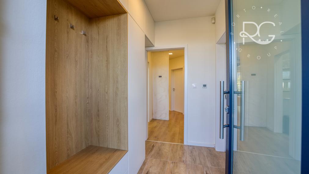 =PREDANÉ= Krásny zariadený 3izb byt s 3árovou záhradou a 2 park.miestami v novostavbe 15 min.od BA