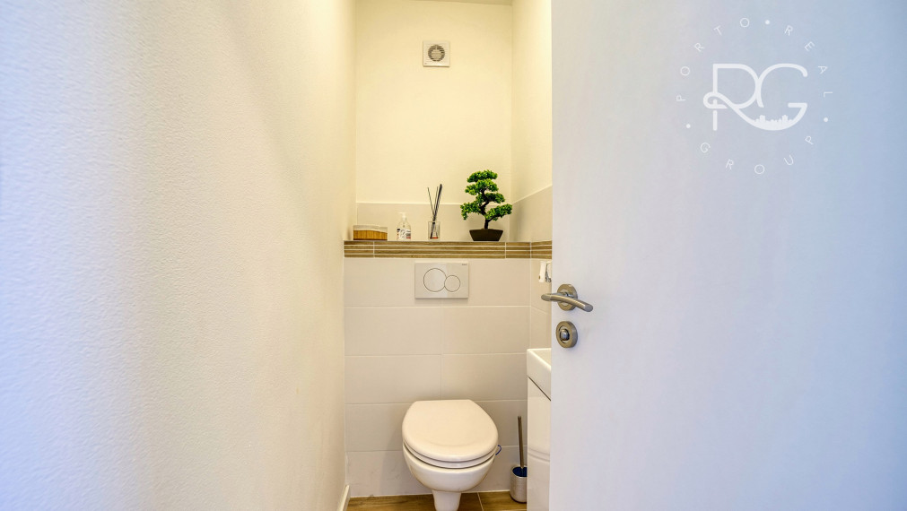 =PREDANÉ= Krásny zariadený 3izb byt s 3árovou záhradou a 2 park.miestami v novostavbe 15 min.od BA