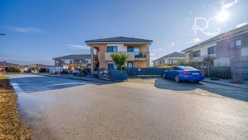 =PREDANÉ= Krásny zariadený 3izb byt s 3árovou záhradou a 2 park.miestami v novostavbe 15 min.od BA