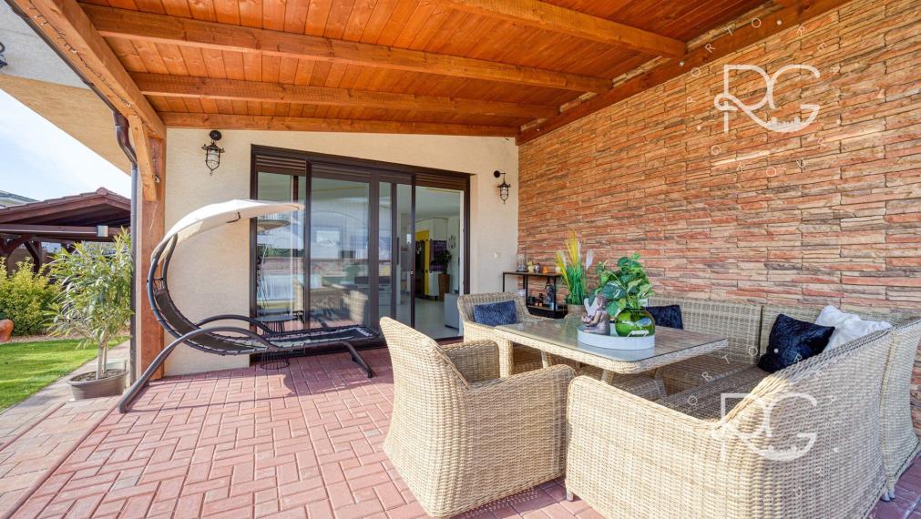 =PREDANÉ= Nadštandardný 5izb RD s bazénom a nádhernou záhradou v Kvetoslavove