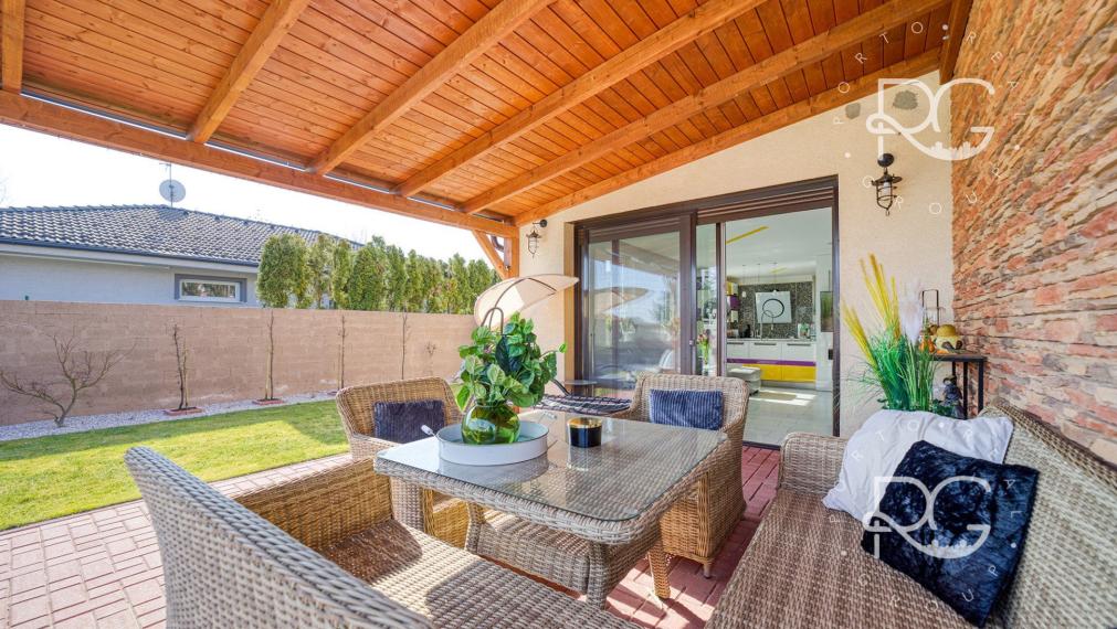 =PREDANÉ= Nadštandardný 5izb RD s bazénom a nádhernou záhradou v Kvetoslavove