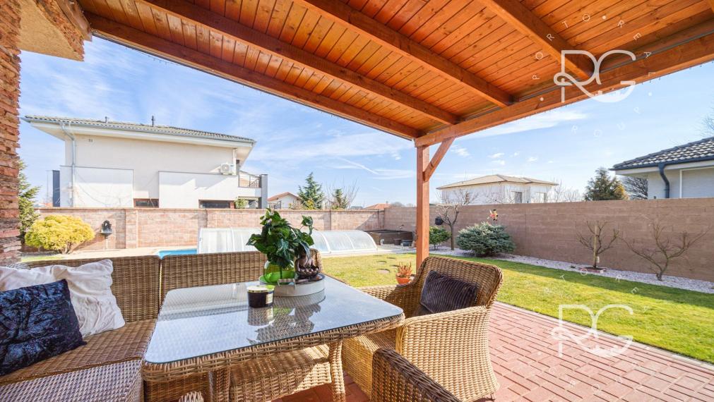 =PREDANÉ= Nadštandardný 5izb RD s bazénom a nádhernou záhradou v Kvetoslavove