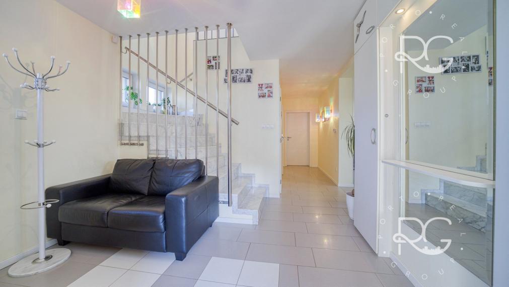 =PREDANÉ= Nadštandardný 5izb RD s bazénom a nádhernou záhradou v Kvetoslavove