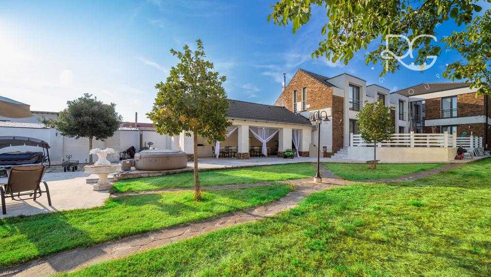 Veľkolepá a moderná nízkoenergetická 10izb vila na 40 árovom pozemku s bazénom, zimnou záhradou a dvojgarážou v Jakubove