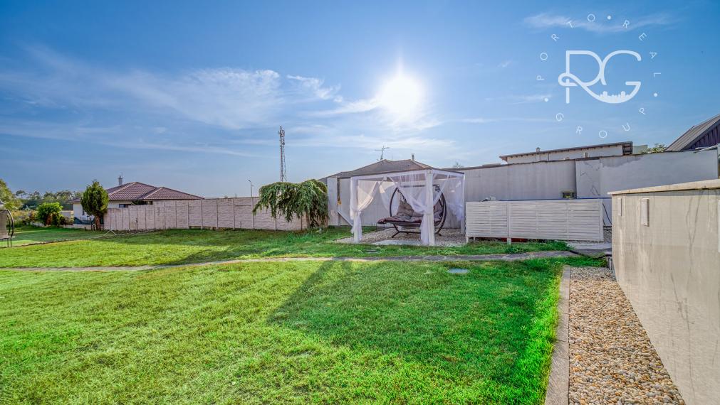 Veľkolepá a moderná nízkoenergetická 10izb vila na 40 árovom pozemku s bazénom, zimnou záhradou a dvojgarážou v Jakubove