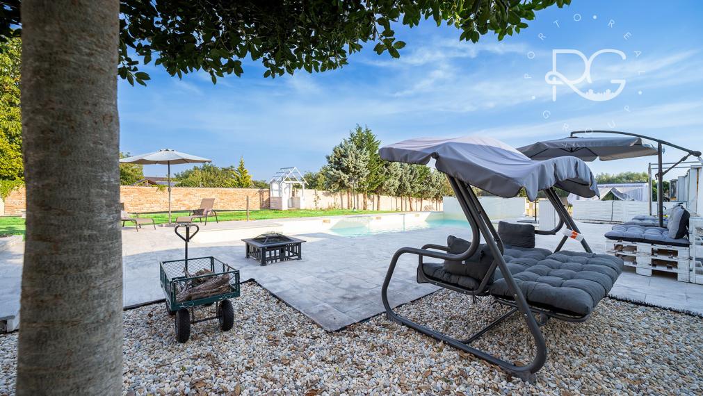 Veľkolepá a moderná nízkoenergetická 10izb vila na 40 árovom pozemku s bazénom, zimnou záhradou a dvojgarážou v Jakubove