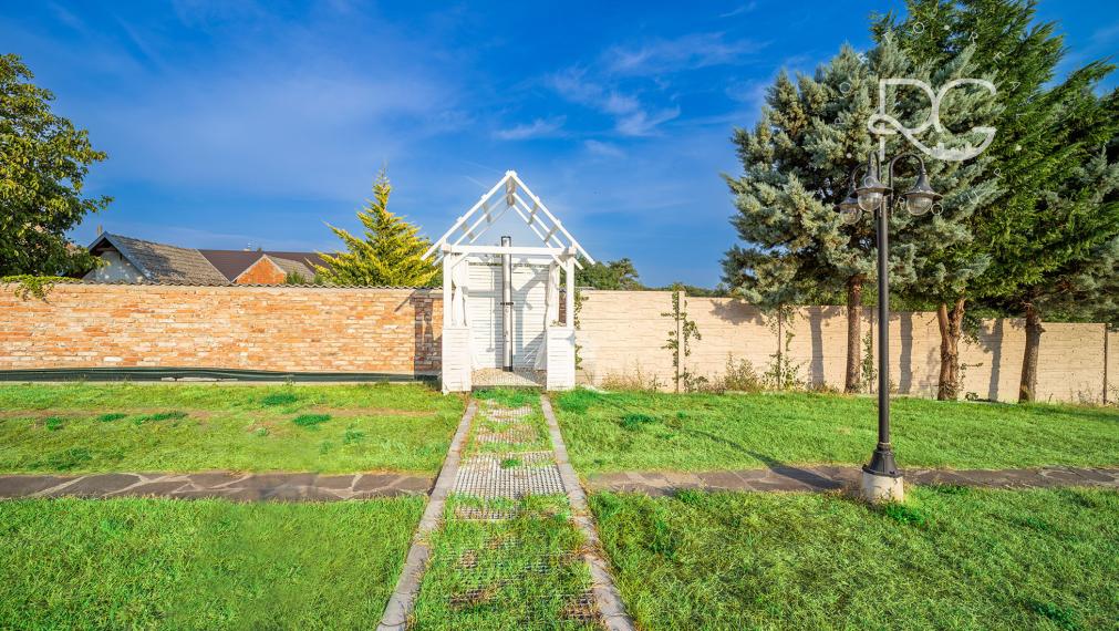 Veľkolepá a moderná nízkoenergetická 10izb vila na 40 árovom pozemku s bazénom, zimnou záhradou a dvojgarážou v Jakubove