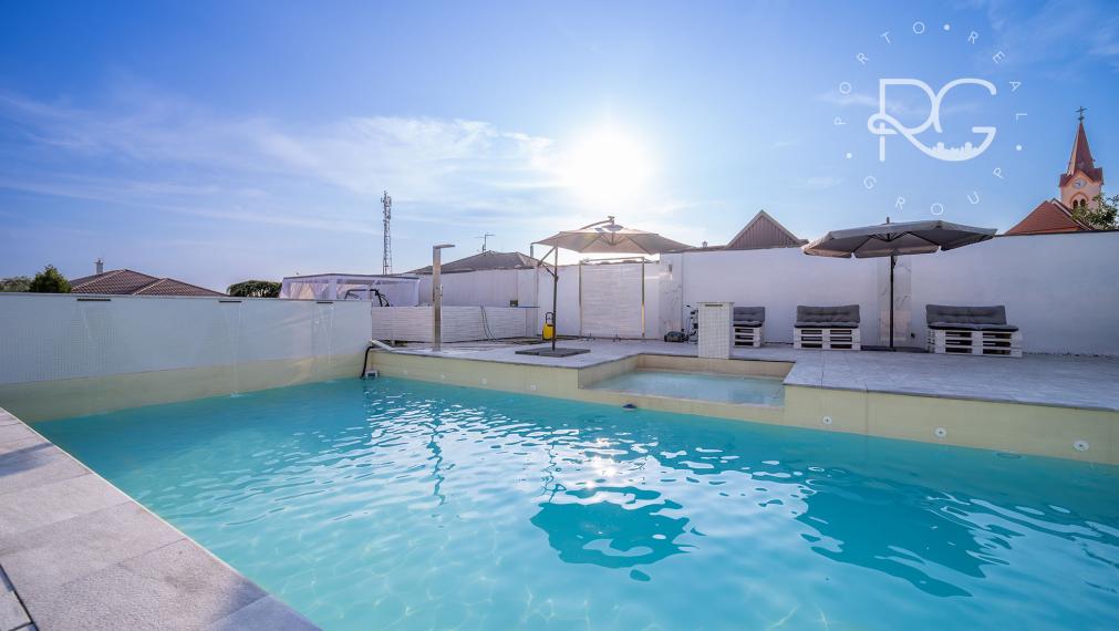 Veľkolepá a moderná nízkoenergetická 10izb vila na 40 árovom pozemku s bazénom, zimnou záhradou a dvojgarážou v Jakubove