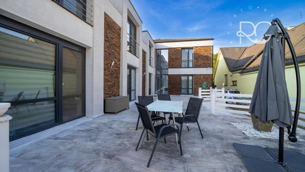 Veľkolepá a moderná nízkoenergetická 10izb vila na 40 árovom pozemku s bazénom, zimnou záhradou a dvojgarážou v Jakubove