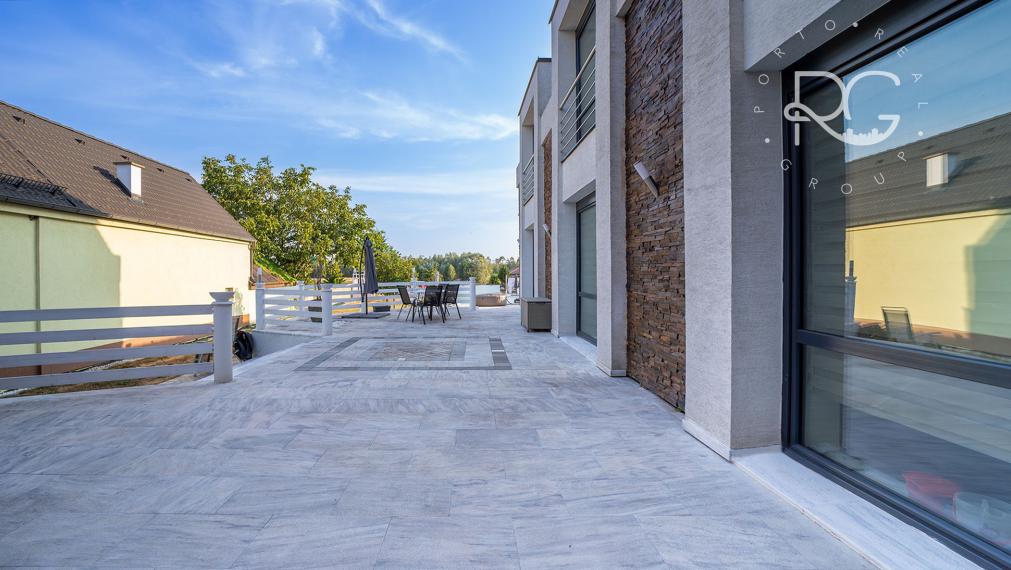 Veľkolepá a moderná nízkoenergetická 10izb vila na 40 árovom pozemku s bazénom, zimnou záhradou a dvojgarážou v Jakubove