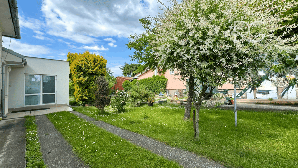 Krásny 8,5 árový pozemok so starým RD v super lokalite