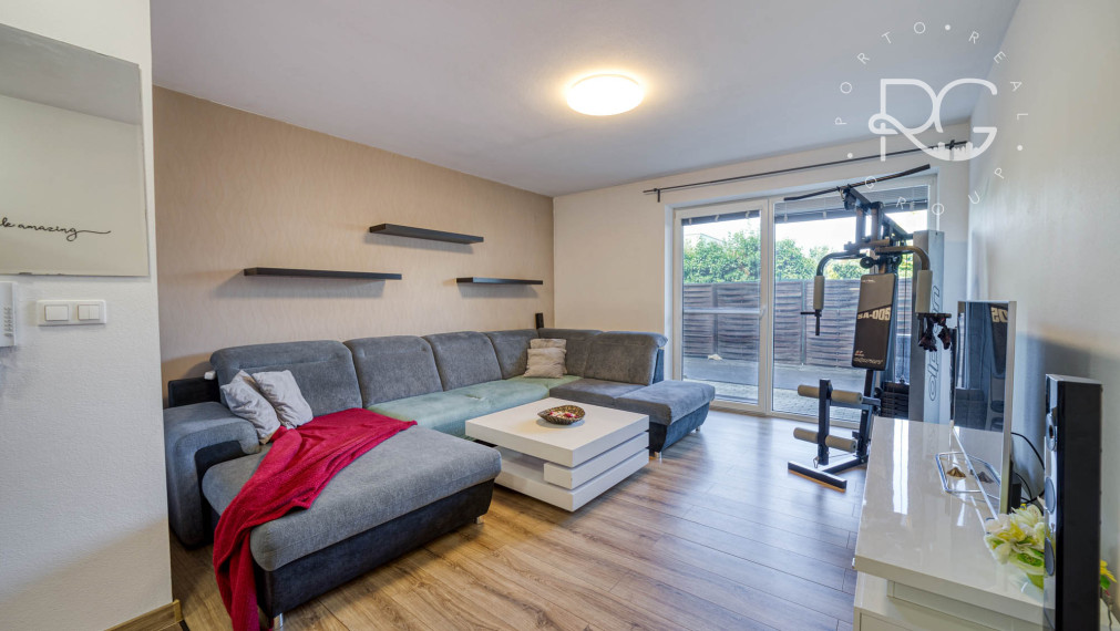 =PREDANÉ=Moderný 2izb byt s predzáhradkou a parkovaním v cene v obľúbenej lokalite v Rovinke