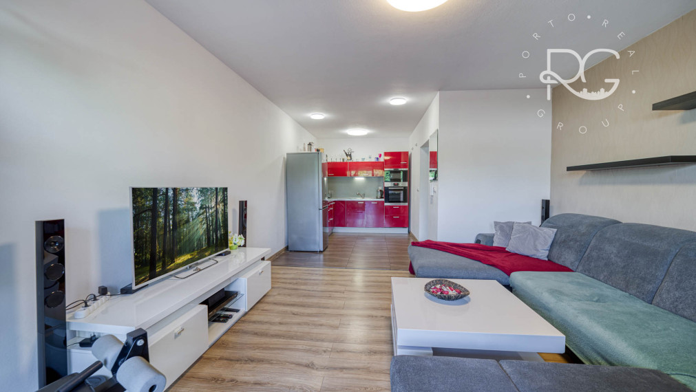 =PREDANÉ=Moderný 2izb byt s predzáhradkou a parkovaním v cene v obľúbenej lokalite v Rovinke